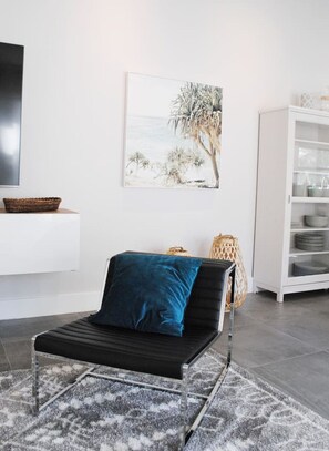 Smart TV, DVD player - Beach Oasis w/ screened in porch, incl beach gear, 15min walk to beach (Naples)