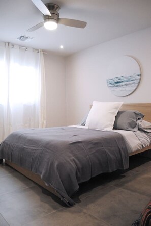 3 bedrooms, desk, iron/ironing board, WiFi - Beach Oasis w/ screened in porch, incl beach gear, 15min walk to beach (Naples)