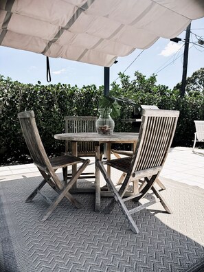 Outdoor dining - Beach Oasis  w/ screened in porch, incl beach gear, 15min walk to beach (Naples)
