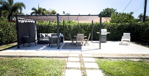 Outdoor dining - Beach Oasis  w/ screened in porch, incl beach gear, 15min walk to beach (Naples)