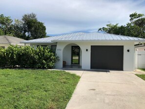 Exterior - Beach Oasis  w/ screened in porch, incl beach gear, 15min walk to beach (Naples)