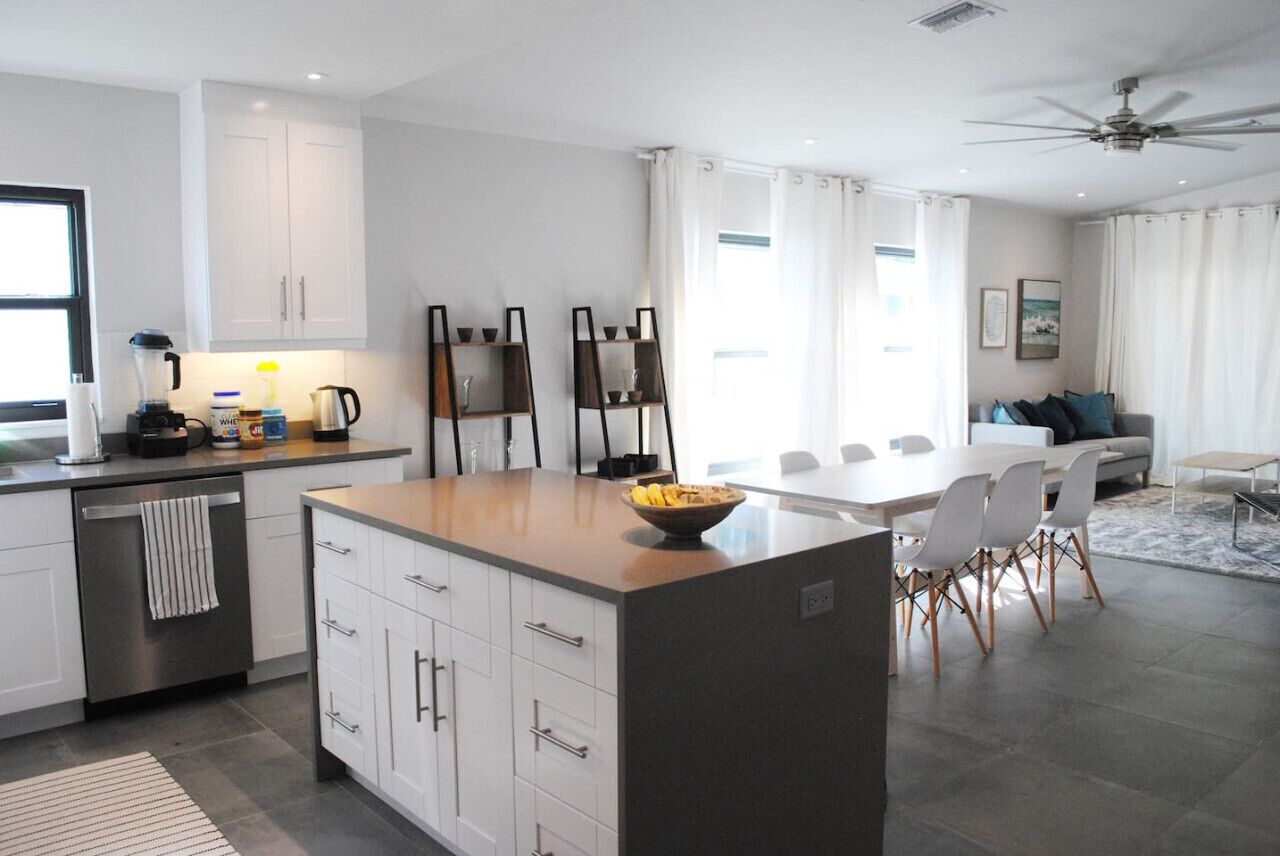 Kjøleskap, kaffetrakter/tekoker og kjøkkenutstyr