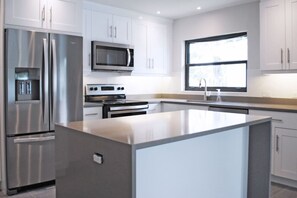 Fridge, coffee/tea maker, cookware/dishes/utensils - Beach Oasis w/ screened in porch, incl beach gear, 15min walk to beach (Naples)