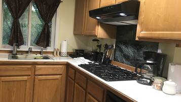 Jääkaappi, mikroaaltouuni, liesi, kahvin-/teenkeitin