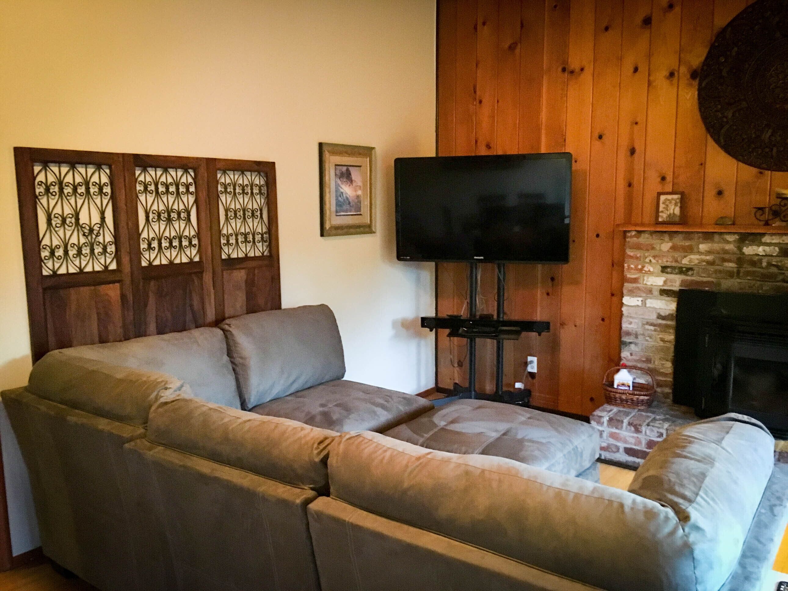 The Oak Haven! Private, Nature Retreat with Hot Tub!