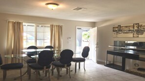 Dining - Cozy Modern Home in phoenix close to scottsdale (Phoenix)