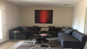 Living area - Cozy Modern Home in phoenix close to scottsdale (Phoenix)