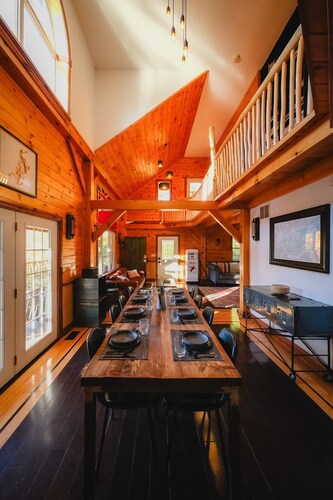 The Frontenac: A Lakeside Cabin Retreat with Sauna