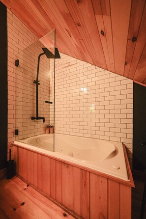 Badewanne, Haartrockner, Handtücher