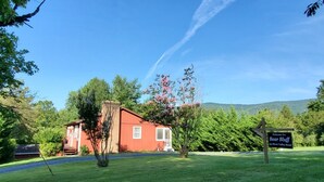 Un edificio rojo con un letrero que dice "Bear Bluff 5311 River Valley Road".