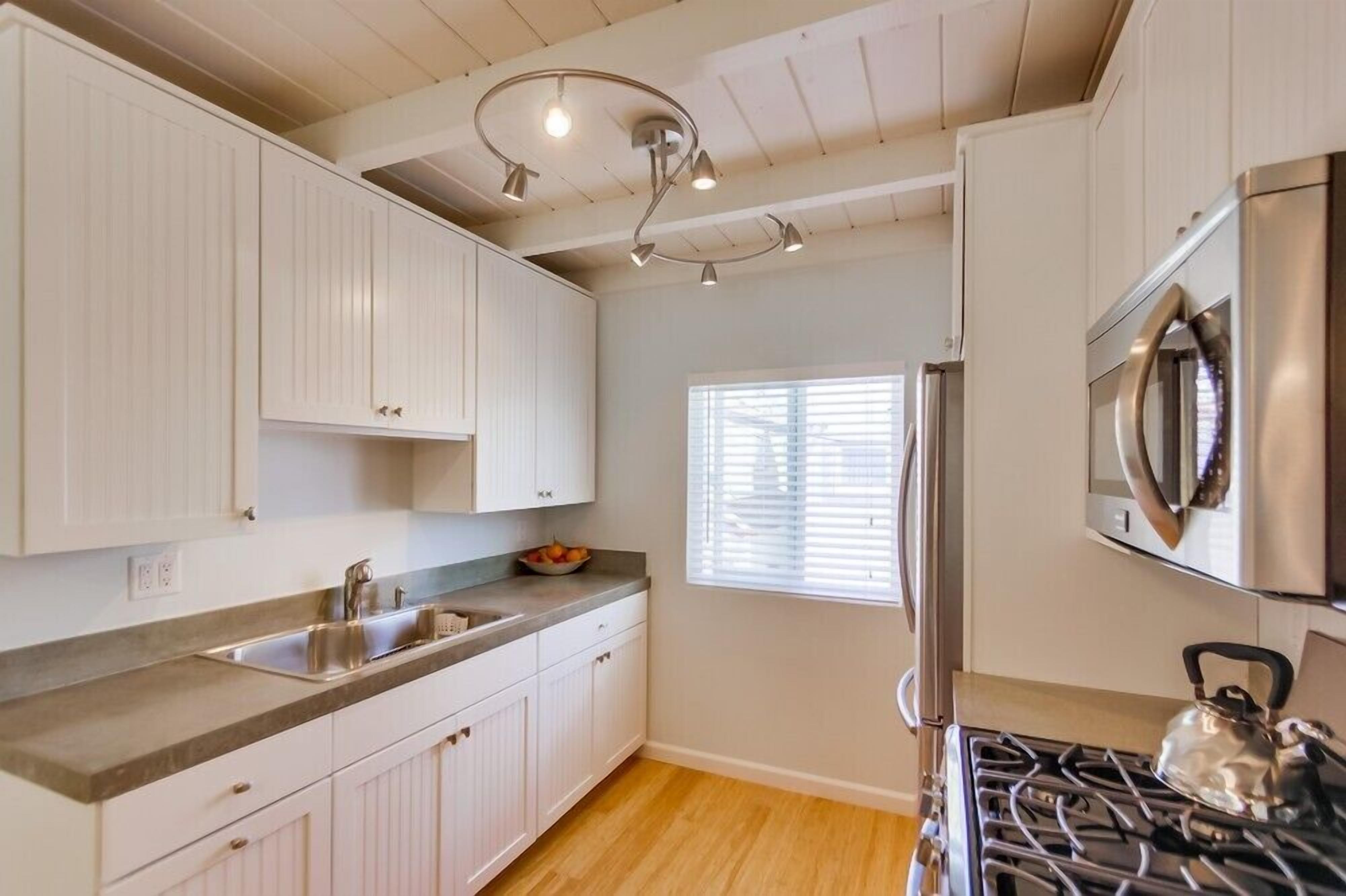 Newly Renovated 2 Bed 2 Bath Condo, Steps To Bay And Ocean!