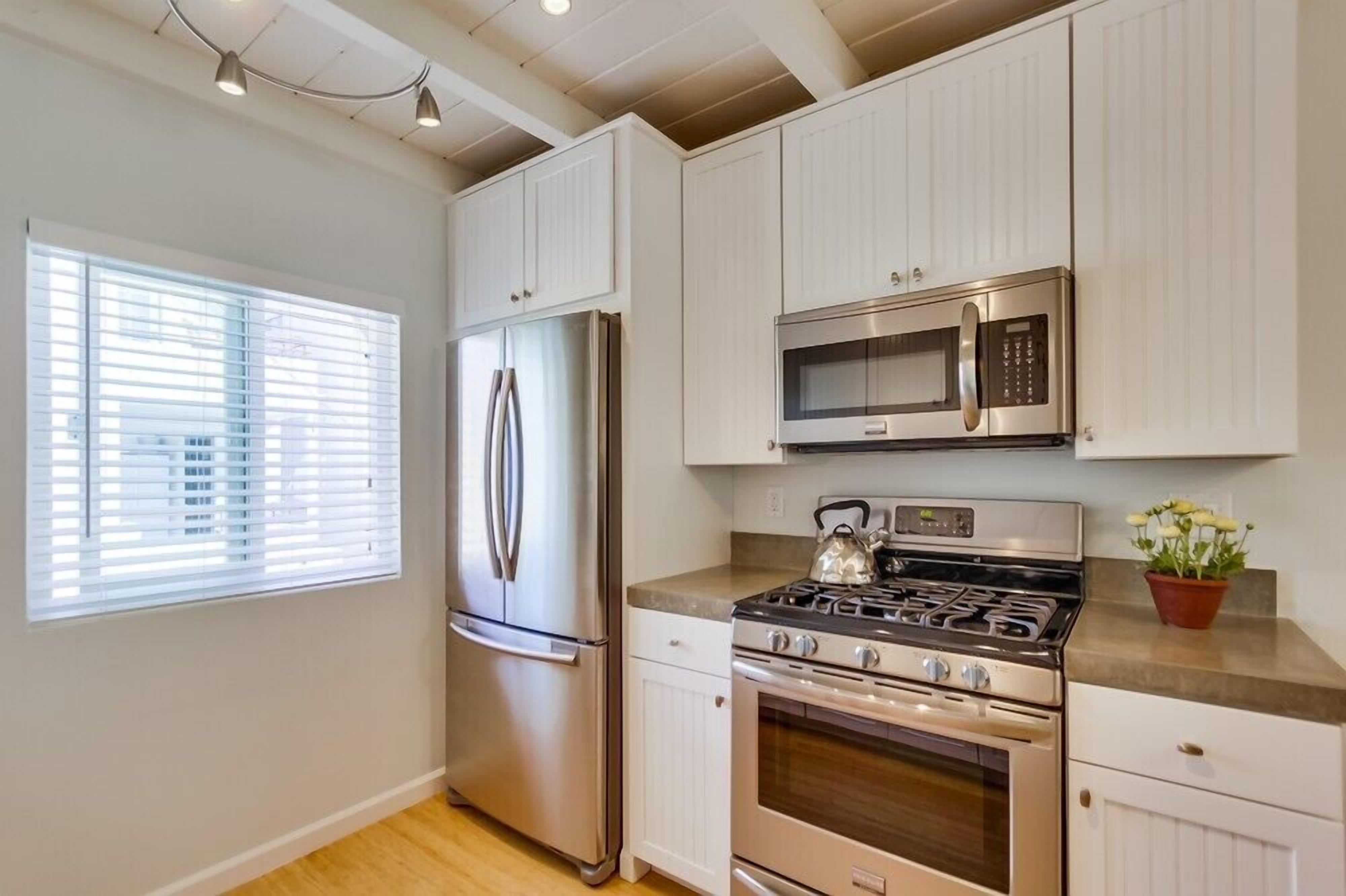 Newly Renovated 2 Bed 2 Bath Condo, Steps To Bay And Ocean!