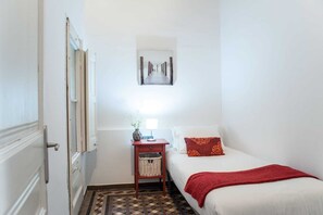 3 chambres, coffres-forts dans les chambres, fer et planche à repasser