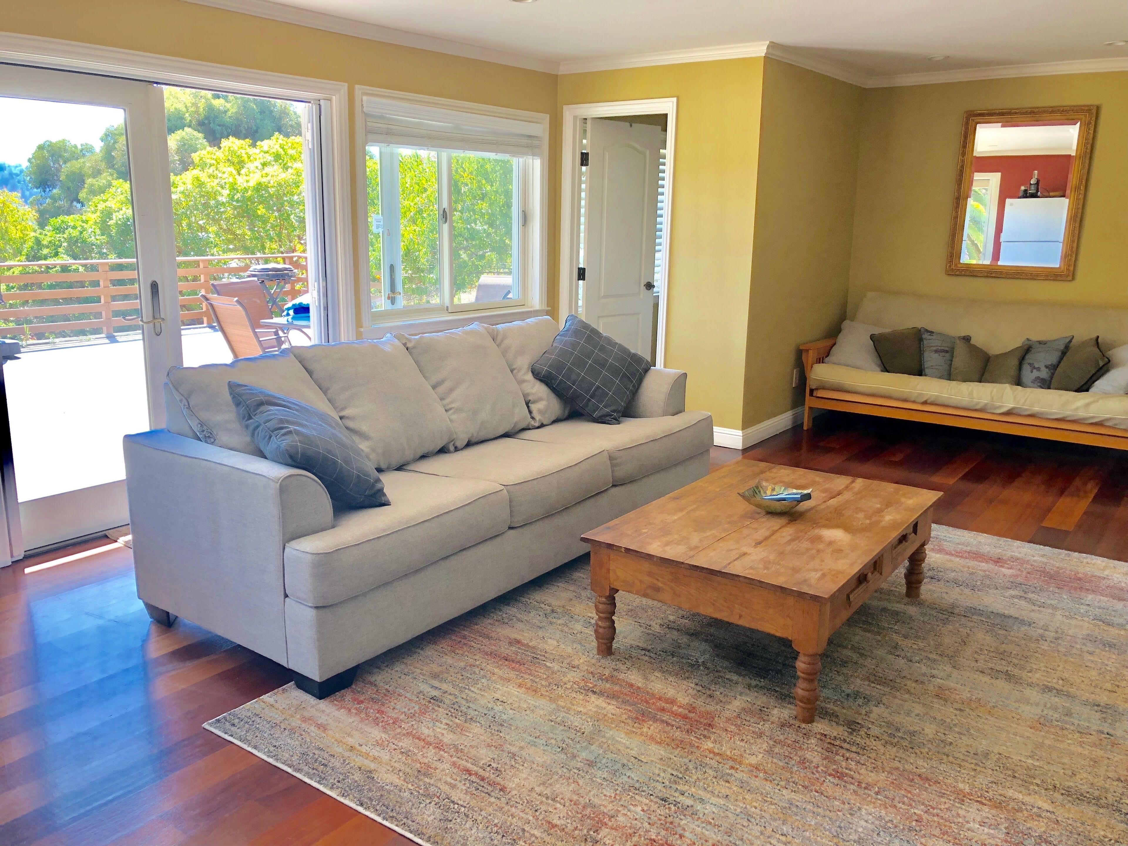 STUNNING SAN FRAN BAY/ MT TAM VIEWS, SLEEPS 6, LRG APT. w POOL, QUIET & CLEAN!!