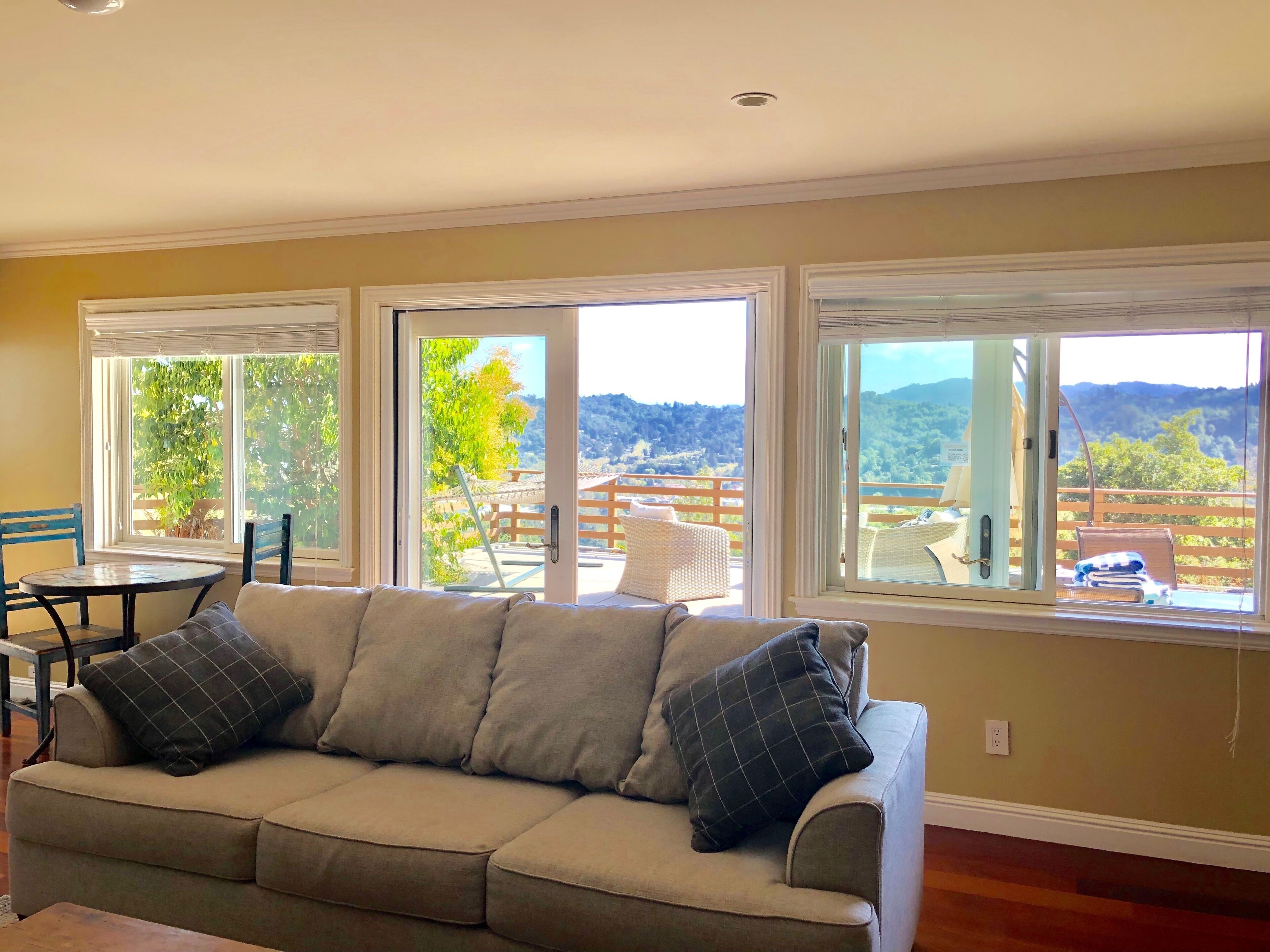 STUNNING SAN FRAN BAY/ MT TAM VIEWS, SLEEPS 6, LRG APT. w POOL, QUIET & CLEAN!!