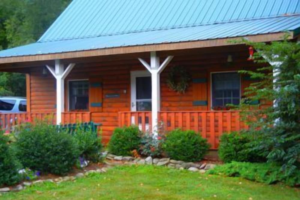 Beautiful Log Cottage Located Along Pine Creek