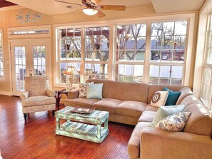 Smart TV, DVD player, books, video library - 4 Bed + Loft, Secret room, Hot Tub, backyard games (New Braunfels)