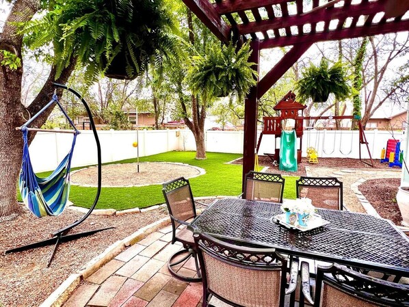 Outdoor dining - 4 Bed + Loft, Secret room, Hot Tub, backyard games (New Braunfels)