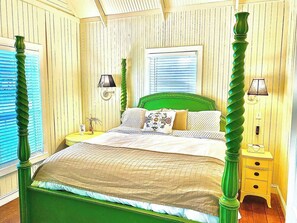 4 bedrooms, iron/ironing board, cots/infant beds, travel cot - 4 Bed + Loft, Secret room, Hot Tub, backyard games (New Braunfels)