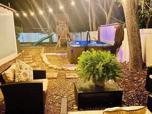 Outdoor spa tub - 4 Bed + Loft, Secret room, Hot Tub, backyard games (New Braunfels)