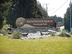 Property grounds - Mermaid Cottage Short Walk to Rathtrevor Beach. 3 Bedroom 2 Bathroom cottage. (Parksville)