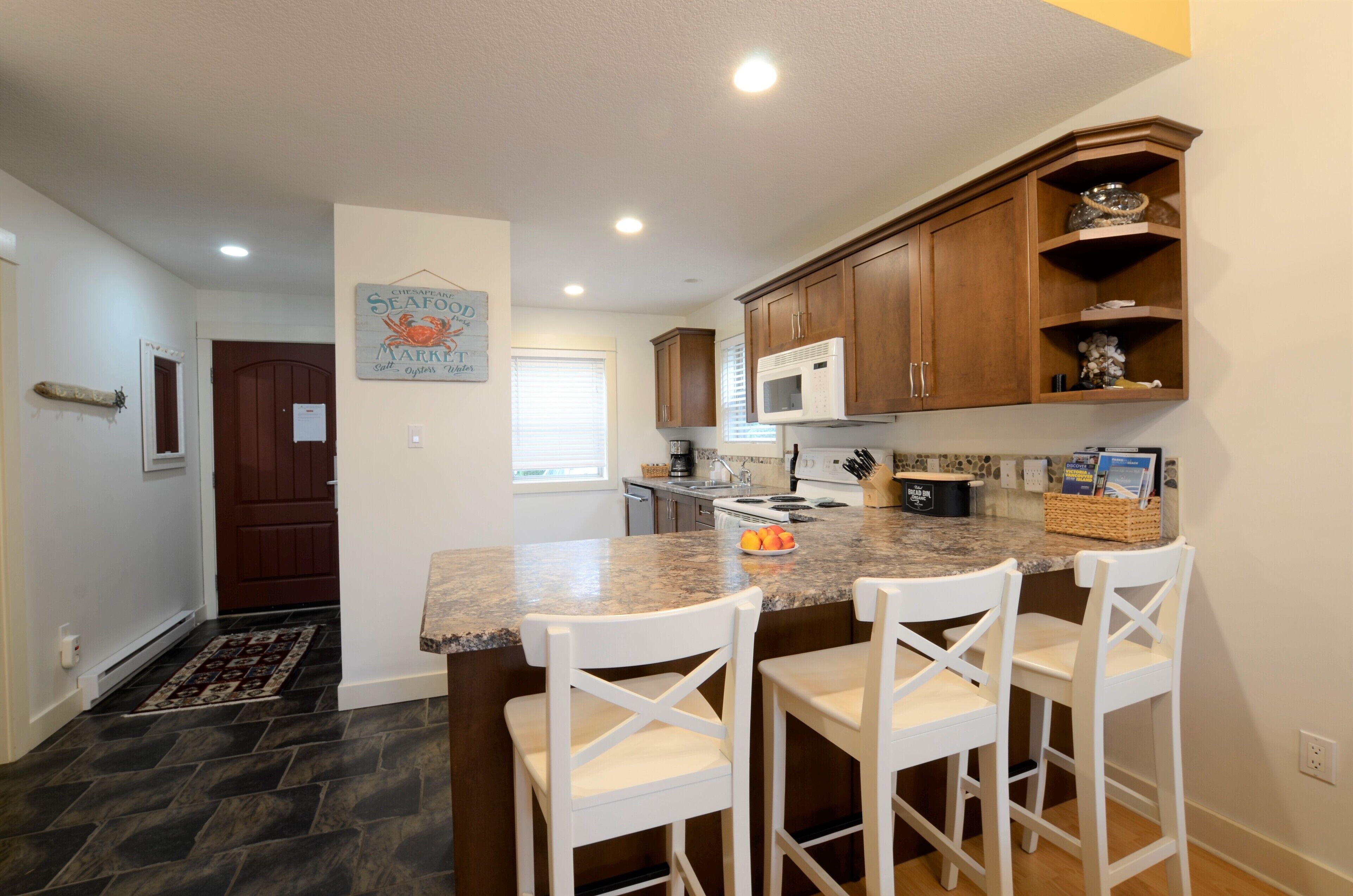 Mermaid Cottage  Short Walk to Rathtrevor Beach.