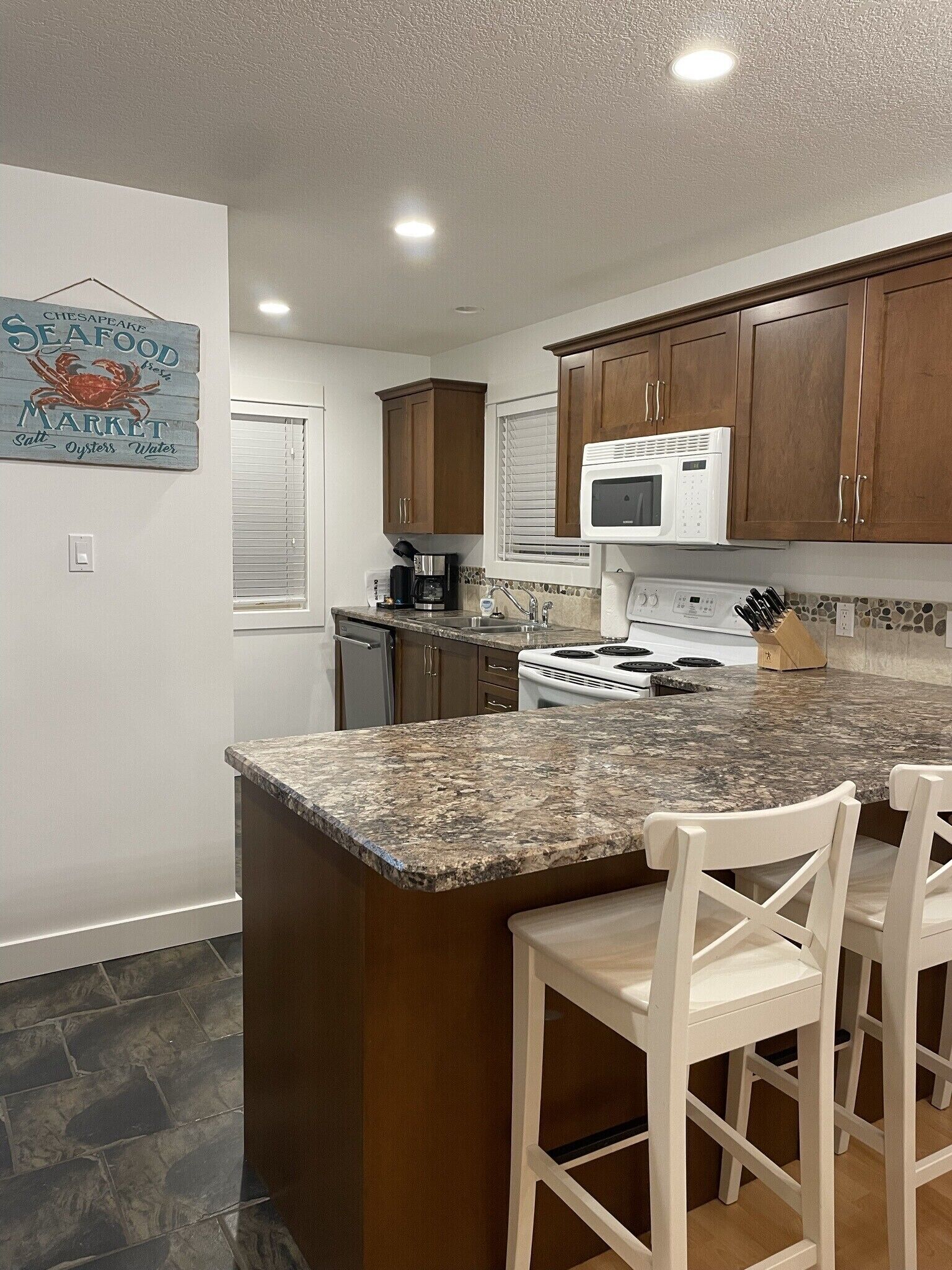 Mermaid Cottage  Short Walk to Rathtrevor Beach.