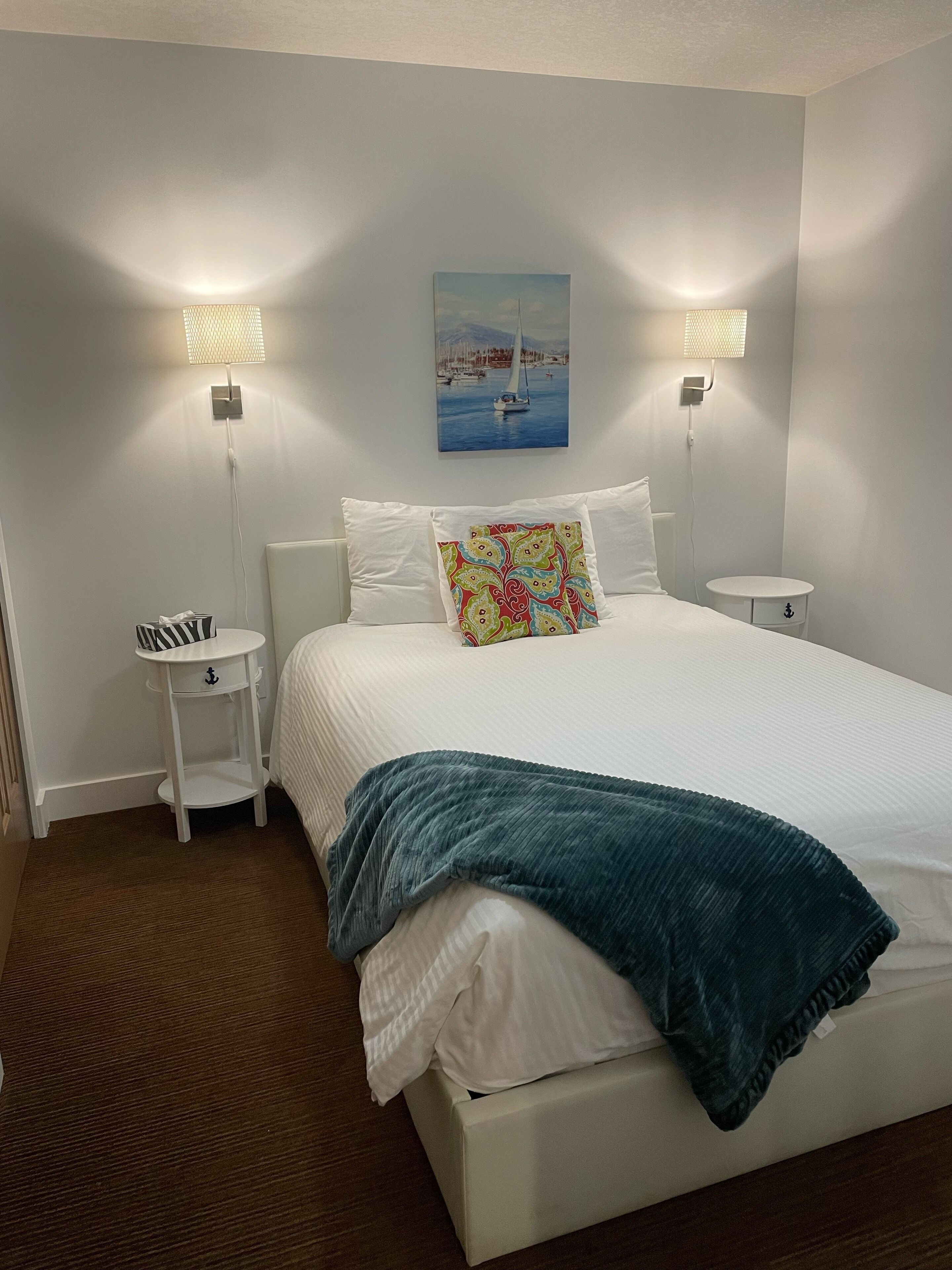 3 chambres, bureau, fer et planche à repasser, lit de bébé portatif