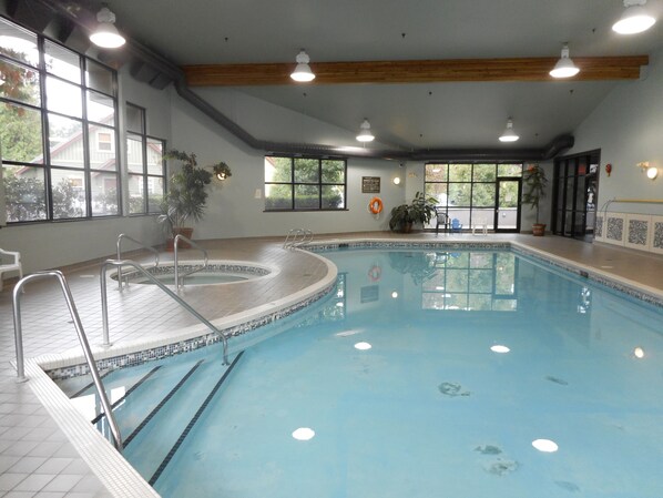 Indoor pool, a heated pool - Mermaid Cottage Short Walk to Rathtrevor Beach. 3 Bedroom 2 Bathroom cottage. (Parksville)
