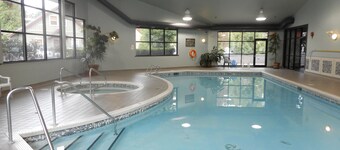 Mermaid Cottage Short Walk to Rathtrevor Beach. 3 Bedroom 2 Bathroom cottage.