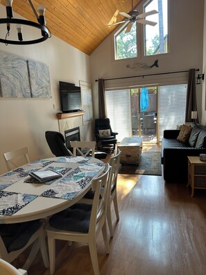 Smart TV, fireplace, DVD player, books - Mermaid Cottage Short Walk to Rathtrevor Beach. 3 Bedroom 2 Bathroom cottage. (Parksville)
