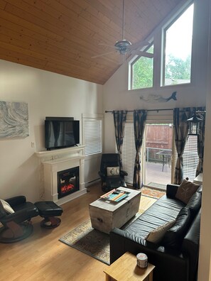 Smart TV, fireplace, DVD player, books - Mermaid Cottage Short Walk to Rathtrevor Beach. 3 Bedroom 2 Bathroom cottage. (Parksville)