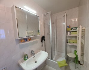 Apartment, 2 Bedrooms | Bilik Mandi | Pancuran mandi, pengering rambut, tuala disediakan 