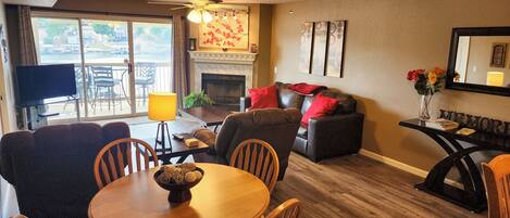 Una Smart TV, una chimenea, un reproductor de DVD