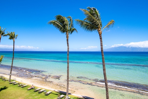 Beach nearby, sun-loungers, beach towels