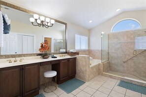 Combined shower/tub, hair dryer, towels