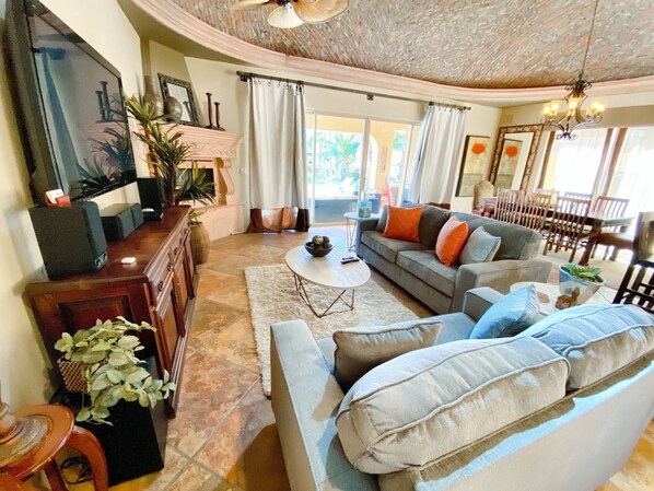 Smart-TV, DVD-Player, Stereoanlage