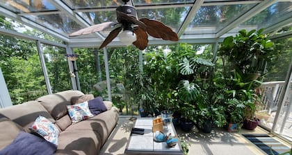 Hog Heaven-Lakefront-2 Kitchens, 2 Living Areas, Private & Wooded