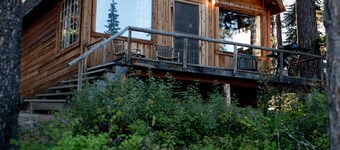 フォーククリークのパインズに隠された "Elk's Run" Rustic Cabin