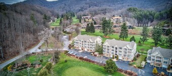 Luxury Condo on 8th Green of Golf Course -Mountain Views and Private Garage