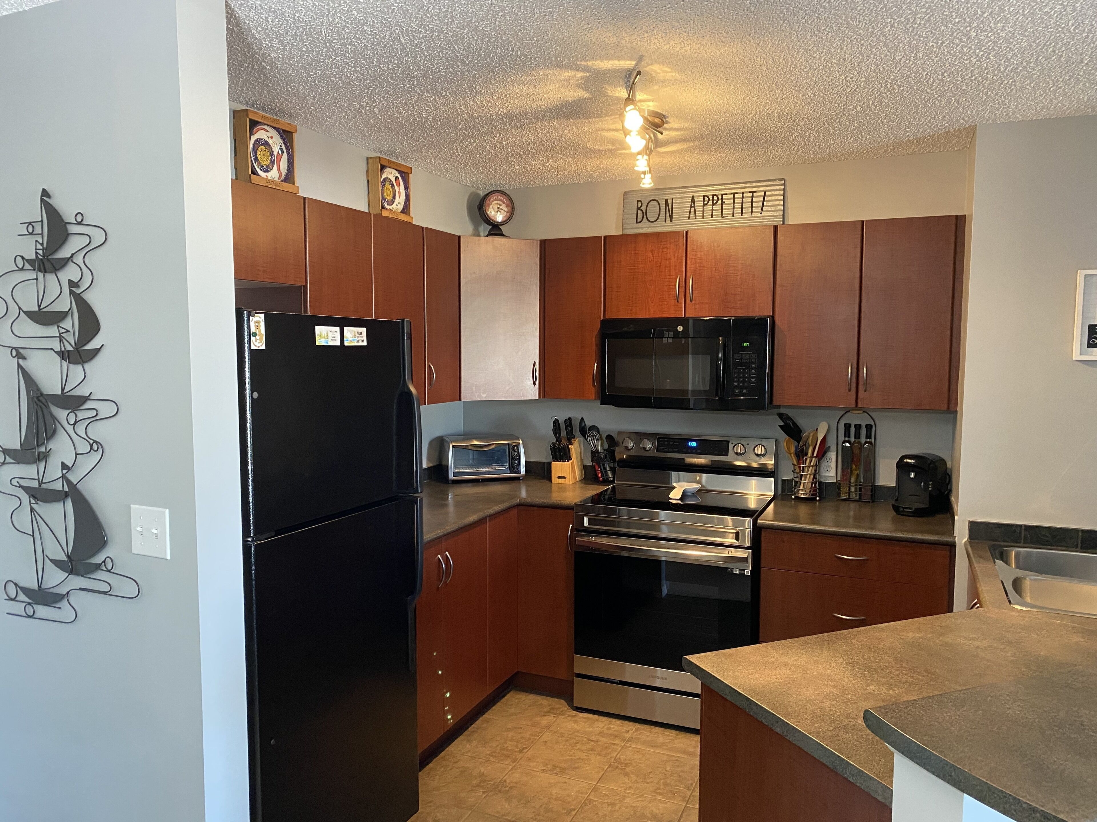 BEAUTIFUL LAKESIDE CONDO PERFECT FOR FAMILIES