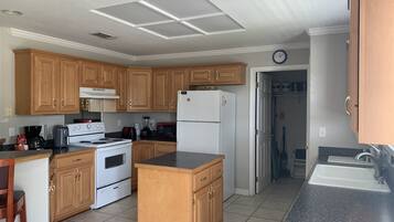 雪櫃、微波爐、焗爐、爐具