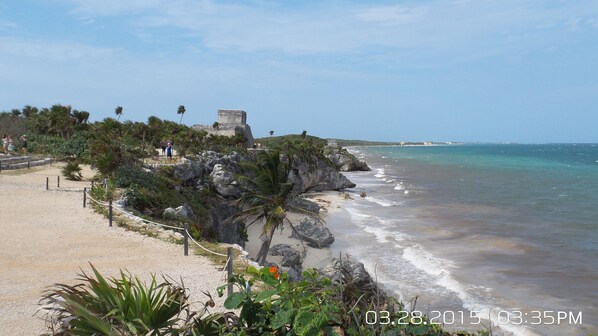 Ligstoelen aan het strand, strandlakens
