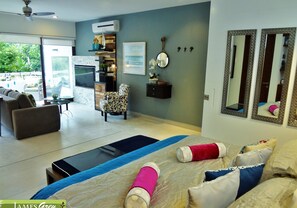 1 slaapkamer, een kluis op de kamer, een strijkplank/strijkijzer, wifi