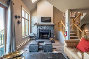 Smart TV, fireplace, stereo