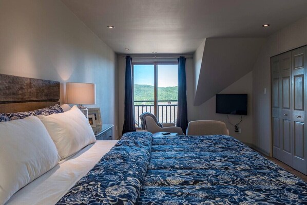 4 chambres, bureau, fer et planche à repasser, lit de bébé portatif