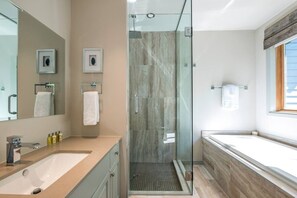 Douche, sèche-cheveux, serviettes fournies