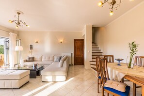 Apartment, 2 Bedrooms, Mountain View | Living area
