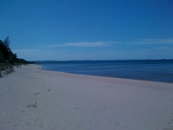 På stranden och solstolar