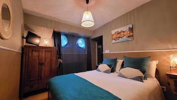 1 habitación, decoración personalizada, muebles diferentes y escritorio